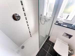 Jack n Jill shower room- click for photo gallery